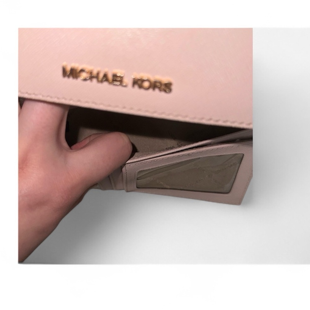 MICHAEL KORS 
Jet Set Travel Crossgrain Leather Tri-Fold Wallet - Picture 3 of 4